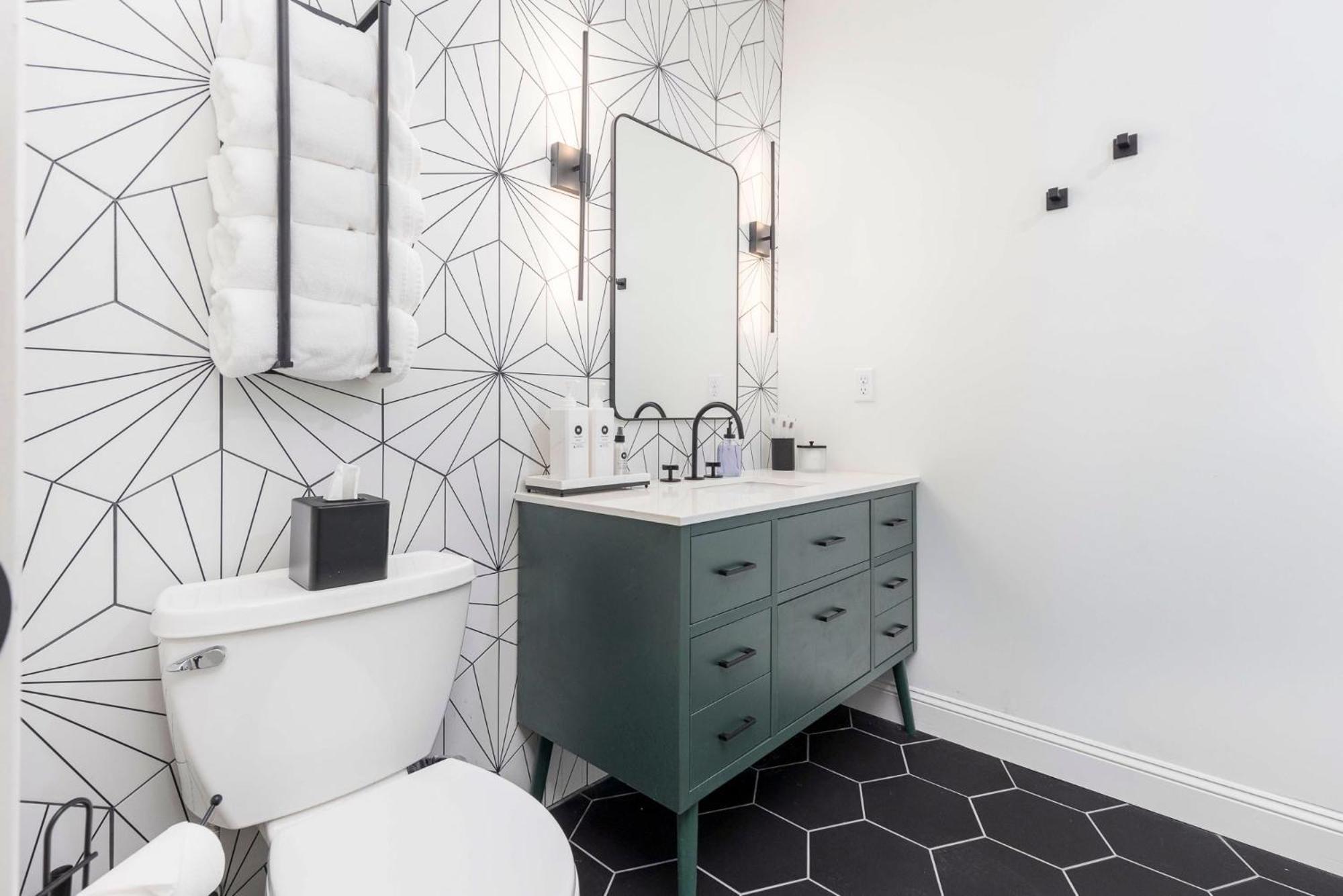 Apartment Decadent Cityscape Retreat *