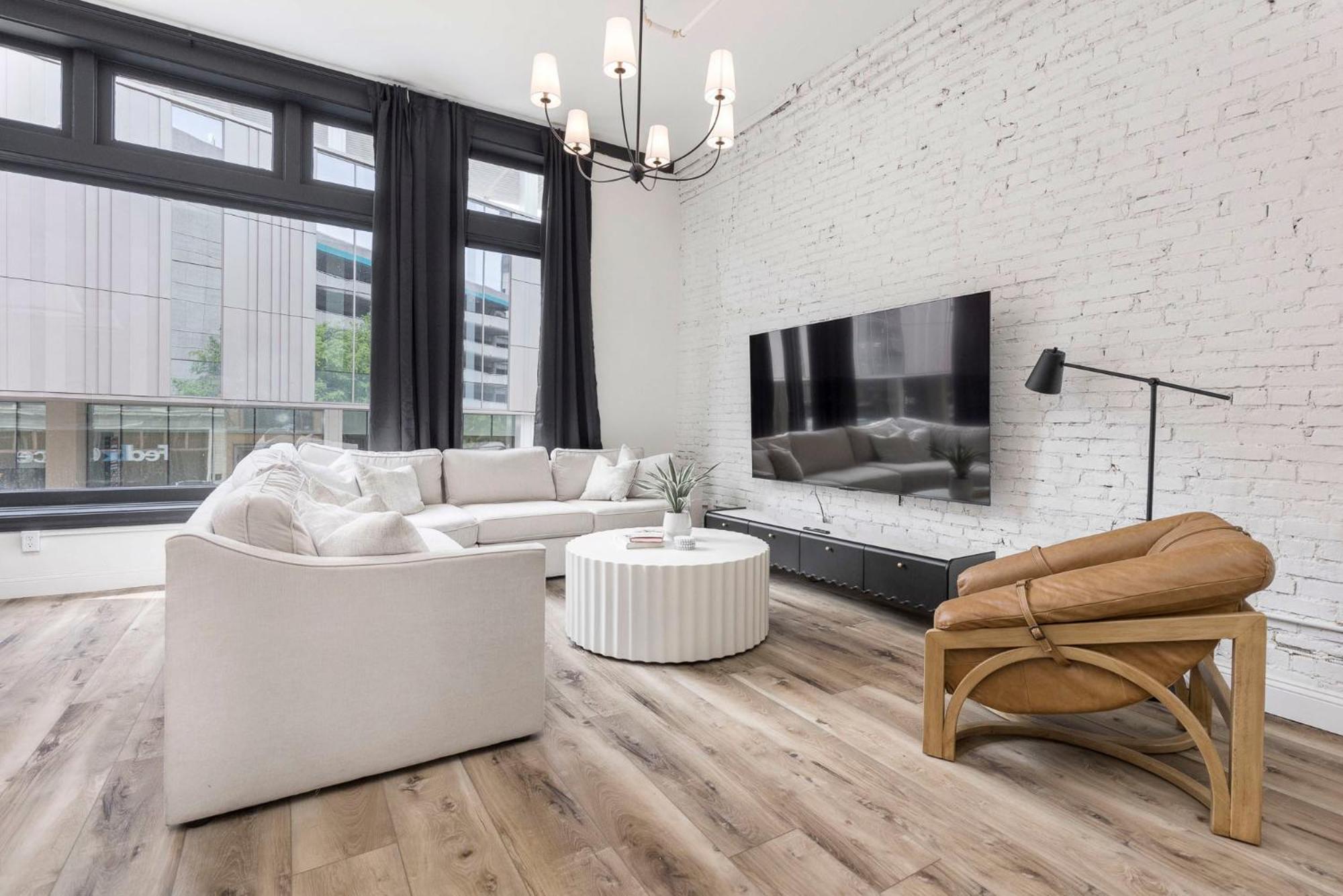 Apartment Decadent Cityscape Retreat *