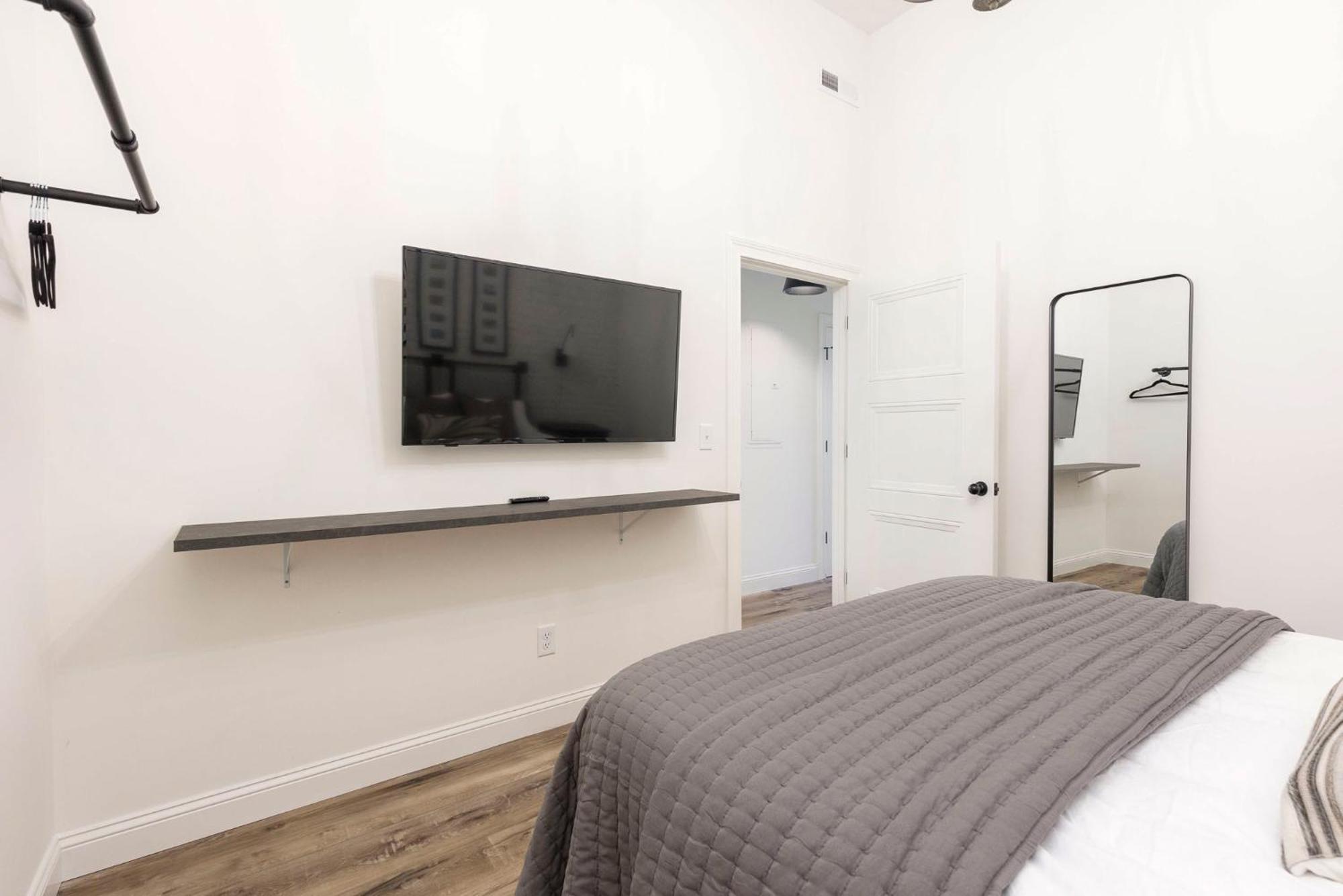 Apartment Decadent Cityscape Retreat *